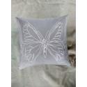 COJÍN MARIPOSA GRIS LÍNEA BLANCA