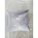 COJÍN COLIBRÍ GRIS LÍNEA BLANCA