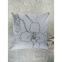 COJÍN ORQUÍDEA GRIS LÍNEA NEGRA
